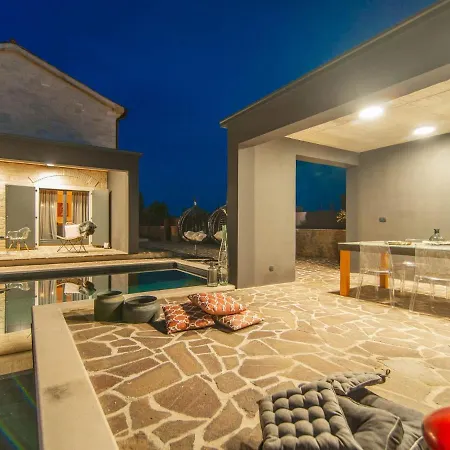 Luxury And Stylish With Private Pool Πόρετς