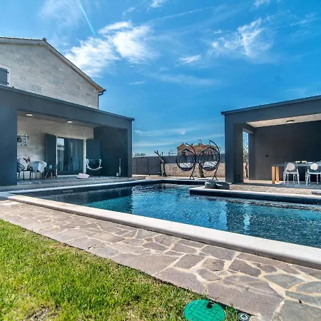 Luxury And Stylish With Private Pool Πόρετς